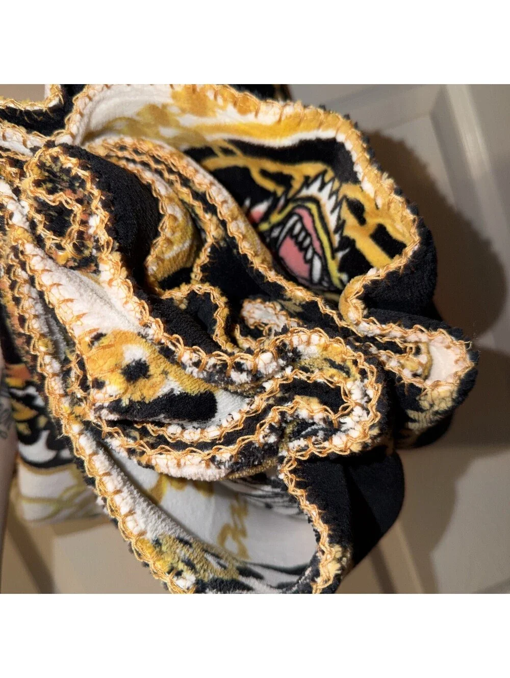 Ed Hardy Black Gold Reversible Tiger Chain 60x70 Plush Throw Blanket NWT